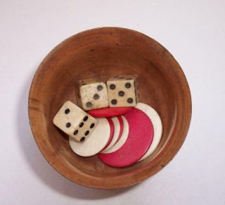 Vintage Treen WOODEN DICE SHAKER & Antique Bovine BONE DICE & COUNTERS Chips 2