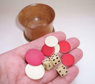 Vintage Treen WOODEN DICE SHAKER & Antique Bovine BONE DICE & COUNTERS Chips 5