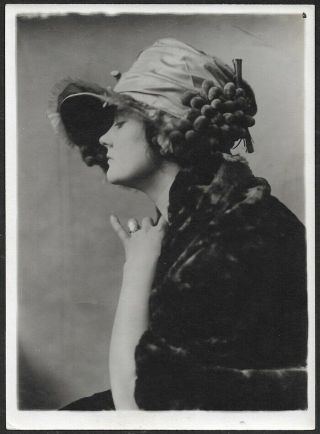 1920 Edwardian Stylish Women 