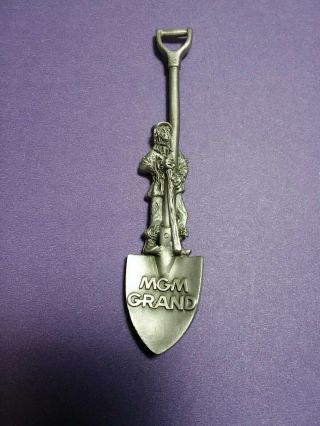 Scarecrow Wizard Of Oz Shovel Mgm Grand Collectible Spoon 3.  75 " Turner Ent.