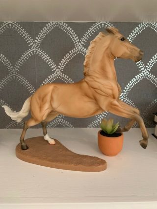 Breyer Horse Jesse,  Palomino Quarter Horse,  Traditional 1:9 Scale
