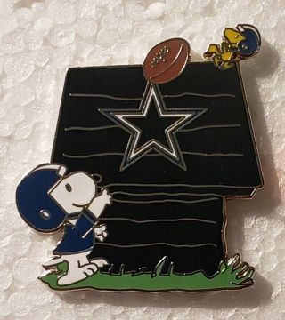 Dallas Cowboys Snoopy Dog House W/ Woodstock Lapel Pin