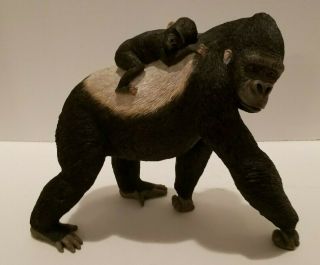 Country Artists Natural World Statue Ca03375 Gorilla - Safe And Sound Figurine