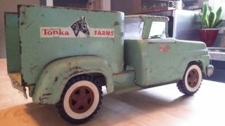 VINTAGE GREEN TONKA FARMS HORSE CARRYING TOY TRUCK - CLASSIC TOY ROLLS GREAT 6