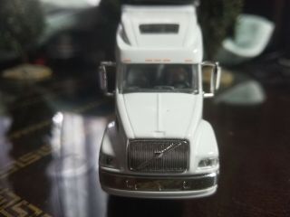 Model Volvo VNL 70 Cab and Taller Truck.  By SpecCast Scale 1:64 2
