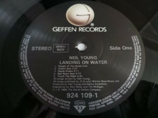 NEIL YOUNG - Landing On Water (GERMAN 1986 1ST PRESS VINYL ALBUM / NR) 2