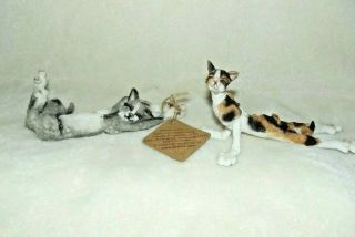 Country Artists A Breed Apart Set Of 2 Cats Stretching Calico & Gray 2005 5 " L