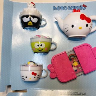 2017 McDonald ' s Hello Kitty Sanrio Happy Meal Toys Display 3