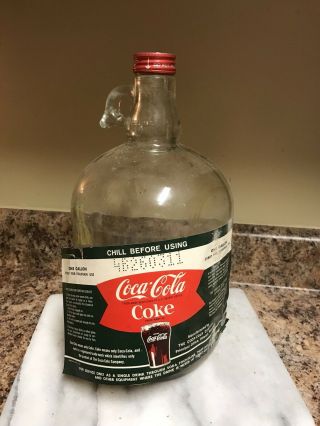 Coca - Cola Fishtail Soda Fountain Syrup Paper Label 1 Gal Jug With Red Coke Cap.