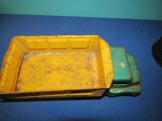 Structo Hydraulic Dump Truck,  1950s,  Green and Yellow Pressed Metal 6