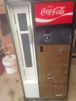 Cavalier Coca Cola Bottled Vending Machine.  Model Css - 8 - 64
