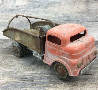 Vtg Structo Wind Up Toyland Garage Wrecker Tow Truck Rusty Junk Yard Barn Find