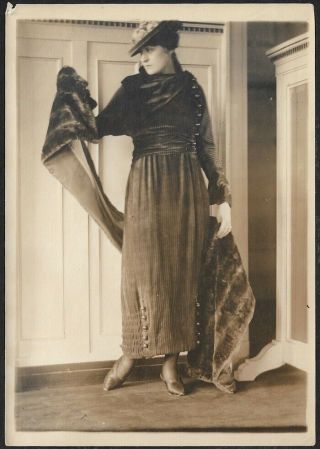 1910s Edwardian Stylish Women 