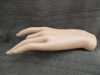 VINTAGE 1960s - 1970s WOMAN FEMALE LADY ' S LEFT MANNEQUIN HAND ONLY LIFE SIZE 4