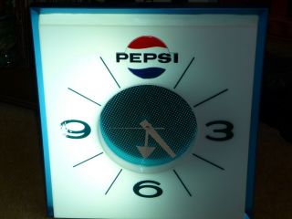 Vintage Pepsi Light Up Advertising Clock 3
