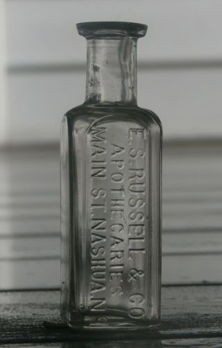 Antique E.  S.  Russell & Co.  Apothecaries - Main St. ,  Nashua,  N.  H.  Pharmacy Bottle