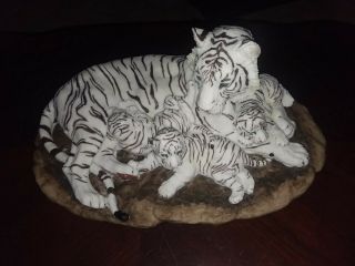 Gsc White Siberian Tiger With Cubs Statue