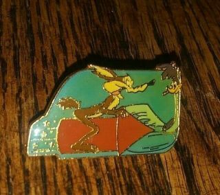 Warner Brothers Looney Tunes Wile E Coyote Road Runner Enamel Pin Rare Authentic