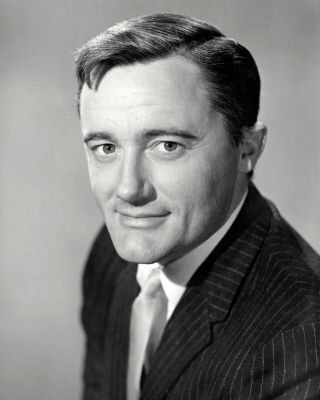 Robert Vaughn - Popular As Napoleon Solo - " The Man From U.  N.  C.  L.  E " Etc Signed Page