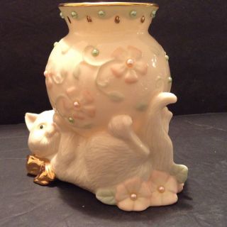 Lenox Petals and Pearls Cat/Kitten Bud Vase Figurine Gold and pearl accents 2