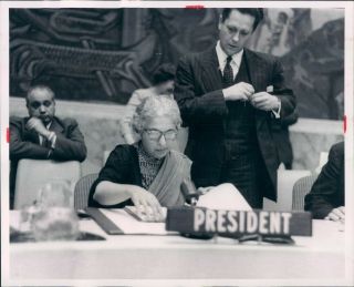 Madame Pandit (1900 - 1990) Indian Diplomat & Politician,  Un President Signed Page