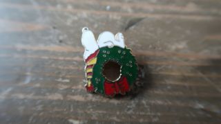 Vintage Aviva Snoopy Christmas Wreath Pin 1 1/8 "