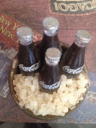 VINTAGE MINIATURE / DOLLHOUSE Plastic COCA - COLA COKE Bottles With Ice In Tin Tub 2