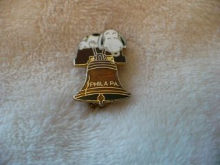 Aab - Snoopy Sitting On The Liberty Bell Philadelphia Pa Pin Back 343 (enamel)