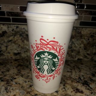Starbucks White Reusable Grande Red Wreath 16 Oz Plastic Coffee Tea Cup Mug