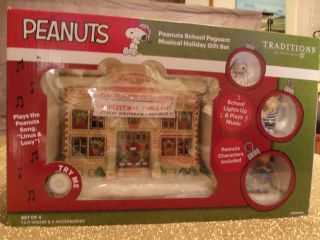 Dept 56 Peanut Traditions Peanuts School Pageant Musical Holiday Gift Set