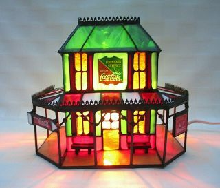 COCA COLA 1997 STAINED GLASS LIGHTED VICTORIAN HOTEL LAMP NIGHTLIGHT 2