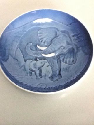 1986 Bing & Grondahl Mothers Day Plate Mom Elephant & Baby Elephants Blue&white