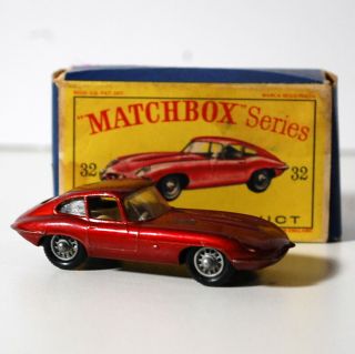 Vintage Lesney Matchbox No.  32 E Type Jaguar D2 Box