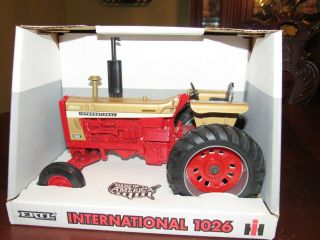 Ertl 1/16 Scale Die Cast International 1026 Gold Demonstrator Tractor - Nib
