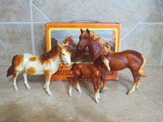 Nr Vintage Breyer Mustang Horse Family Picture Box Stallion Mare Foal 3065 Set