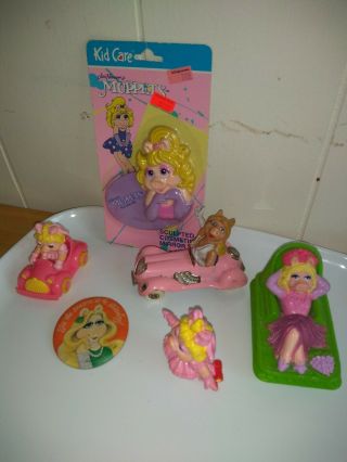 I Miss Piggy.  Figures Button And Cosmetic Mirror