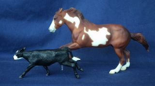 Breyer Wahoo King classic roping horse with black/white calf set 2
