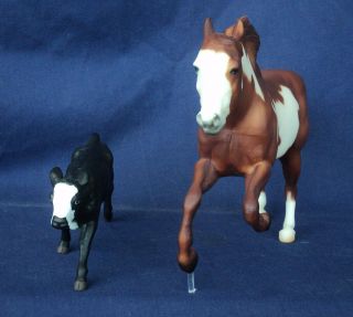 Breyer Wahoo King classic roping horse with black/white calf set 3