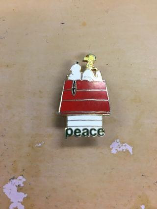 Aviva Peanuts Snoopy Sleeping On Doghouse Peace Enameled Pin