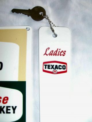 Vintage LQQKING Texaco Men ' s and Ladies Restroom Key Holders and Sign 3