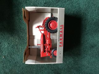 1/16 Ertl Case International Farmall 140 1995 Die - Cast Model Tractor