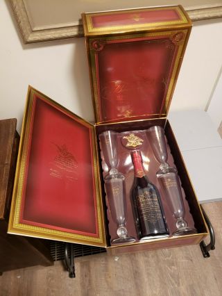 Nib Budweiser Millennium Limited Edition Collectors Bottle With 4 Glass Set