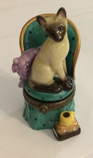 Midwest Of Cannon Falls Figurine Hinged Trinket Box - Siamese Cat On Boudoir Chair
