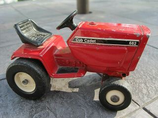 Cub Cadet Model 682 Toy Garden Tractor,  1/16 Scale 1980 3