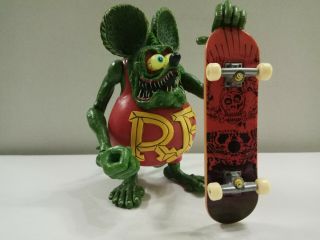 4 " Red Rat Fink Big " Daddy " Ed Roth With Skateboard 01 Figure No Box