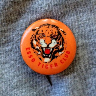 D491.  Esso Tiger Club Tin Badge