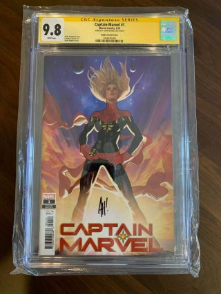 Cgc Ss 9.  8 Captain Marvel 1 Signed By Adam Hughes 1:25 Variant