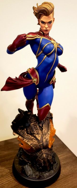 Sideshow Collectibles Captain Marvel Premium Format Statue