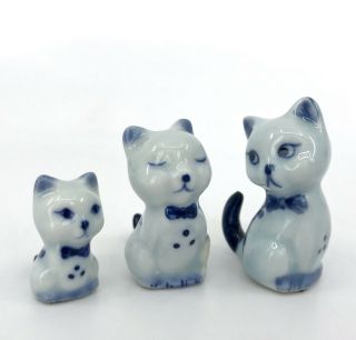 Figurine Cat X 3 Ceramic Blue And White Floral Backs Sitting 1.  5in Vtg