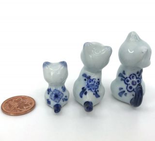 Figurine Cat x 3 Ceramic Blue and White Floral Backs Sitting 1.  5in Vtg 2